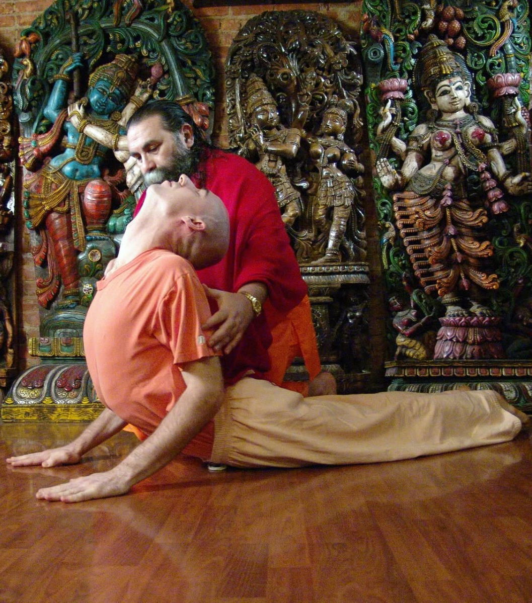 Prabhuji teaches the retroprogressive yoga 4
